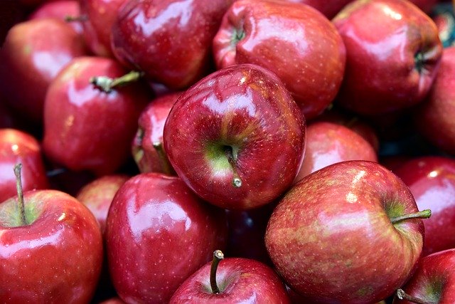 सेब शीतोष्ण जलवायु का फल है, यह ठंडे तथा पर्वतीय क्षेत्रो में उगाए जाने वाली फसल है। पुष्प लगने एवं फल लगने के लिए सर्दियों में 800 से 1200 घंटे अति ठंढ यानि 7 डिग्री सैंटीग्रेट से कम तापमान इसके लिए उपयुक्त होता है।