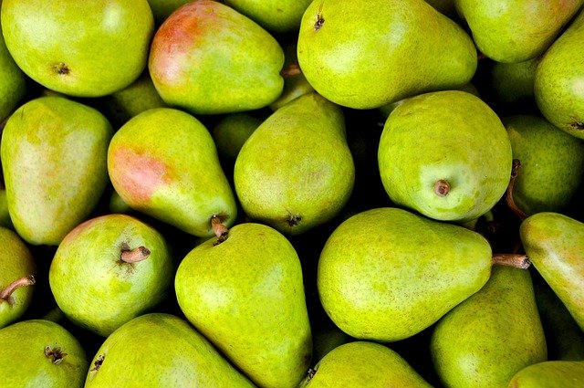 नाशपाती के फल की तुराई जून के प्रथम सप्ताह से सितम्बर के मध्य तक की जाती है।नज़दीकी मंडियों में फल पूरी तरह से पकने के बाद तथा दूरी वाले स्थानों पर हरे फल तोड़ कर ले जाए जाते है। 