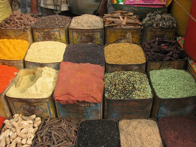 मसाला, भारतीय भोजन में मसालों का स्थान हमेशा से ही महत्वपूर्ण रहा हैं। भारतीय भोजन की पहचान इसमें डालें गये मसालें और इसके सुगंध से ही है। भारत सदा से मसालों का सबसे बड़ा बाज़ार रहा है।