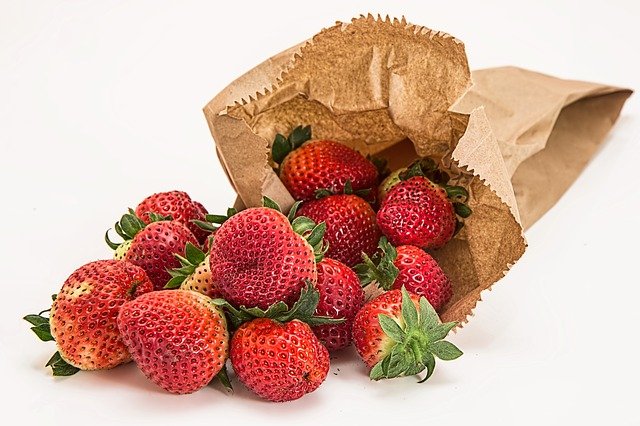 स्ट्रॉबेरी लाल रंग का दिल के आकर में एक बहुत ही नाज़ुक फल है, जिसका स्वाद खट्टा-मीठा होता है, जिस वजह से यह लोगो को काफी पसंद होता है। स्ट्रॉबेरी की 600 किस्में हैं यह सभी स्वाद रंग रूप में एक दूसरे से भिन्न होते है। स्ट्रॉबेरी की खुशबू और स्वाद की वजह से इसका इस्तेमाल आइसक्रीम और केक में किया जाता है।