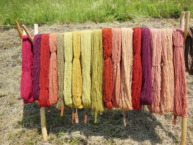 ऊनी वस्त्र उन से बनाये जाते हैं तथा उन के लिए रेशे भेड़ों से प्राप्त की जाती है। ऊन की कटाई वर्ष में दो बार की जाती है।